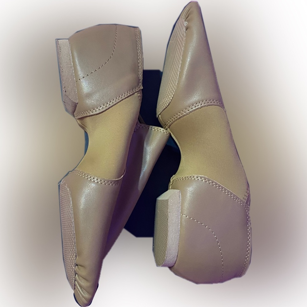 Tan size 7 in women’s dance shoe, never danced in tried on